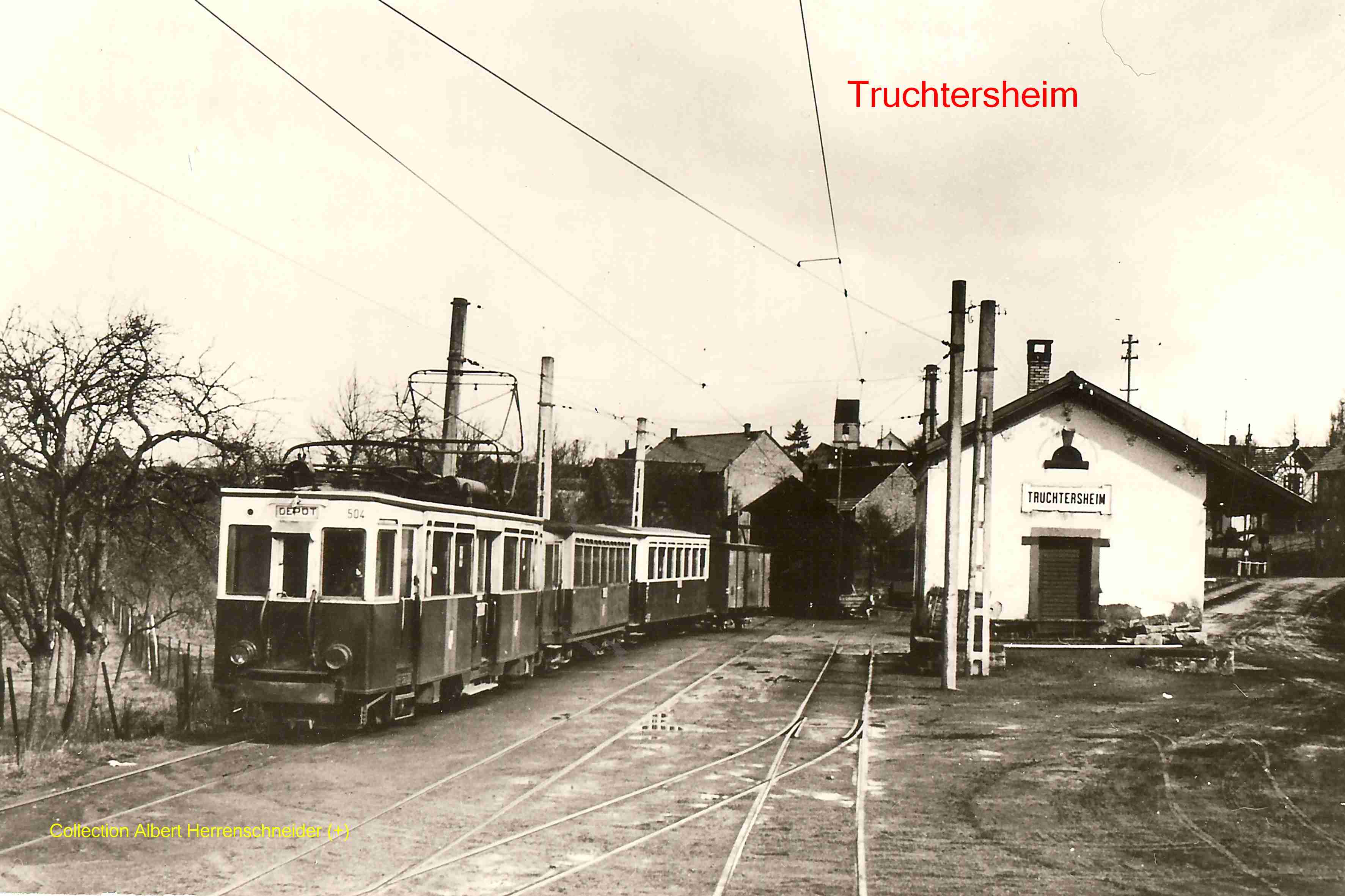 L'automotrice n° 504 et son train au terminus à Truchtersheim.